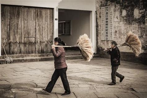 梦见扫地扫了好多灰,梦见扫地上的灰