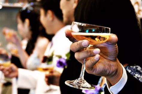 梦见自己去敬酒